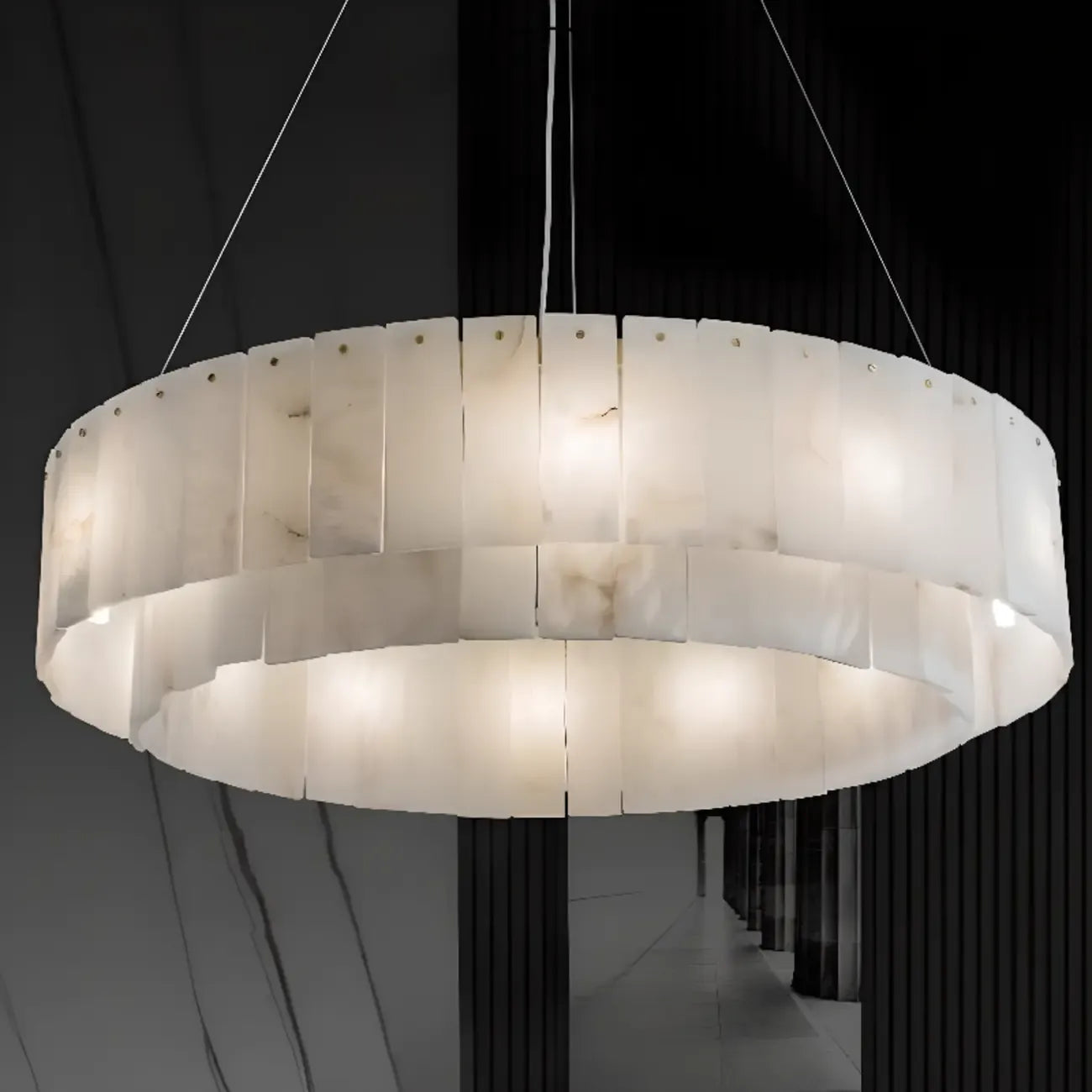 Lampadario a tamburo in alabastro con cerchi in metallo bianco a 2 livelli