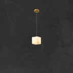 Suspension carrée en pierre dorée à 1 lumière
