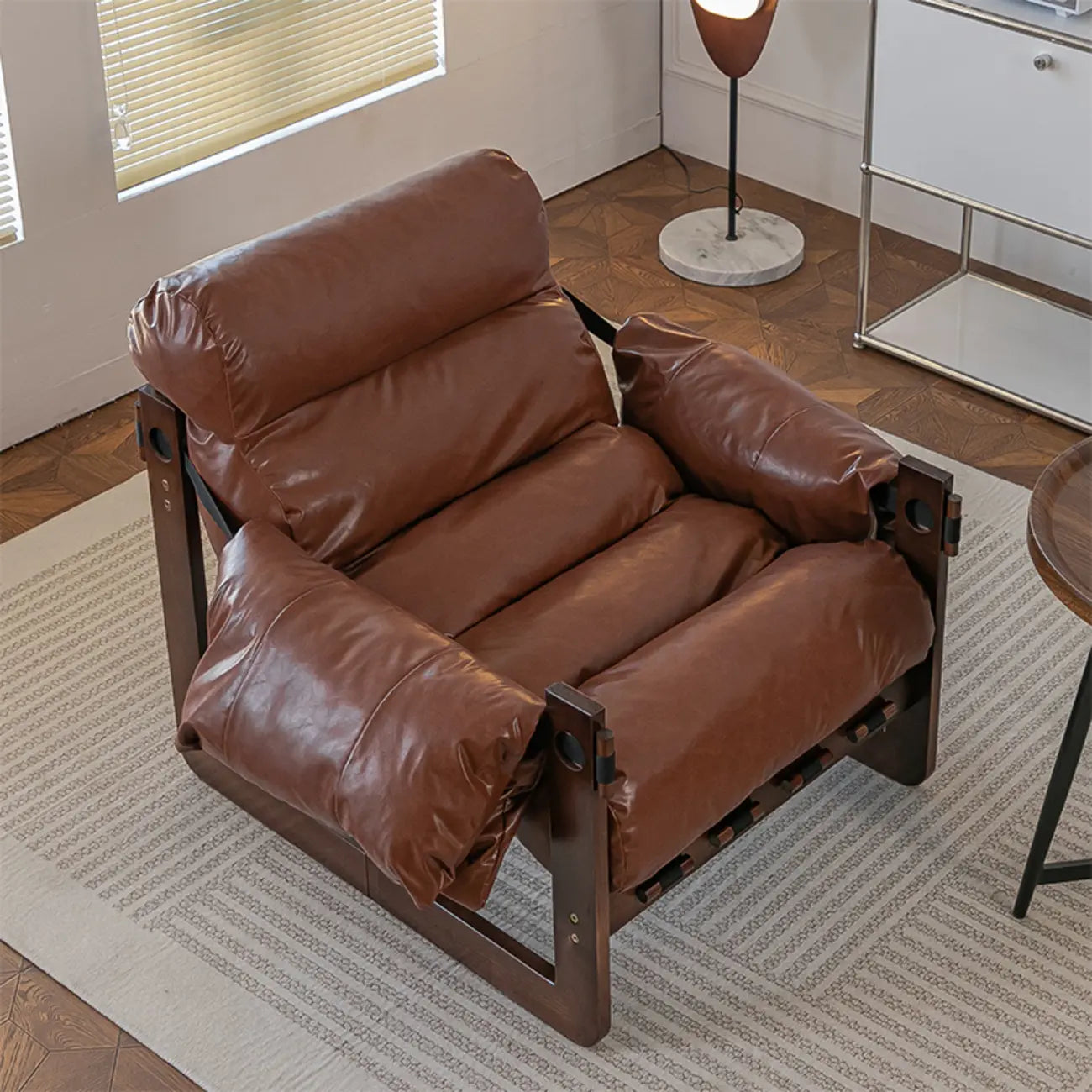 Fauteuil d'appoint moderne en cuir résistant aux chats, à dossier haut et accoudoirs