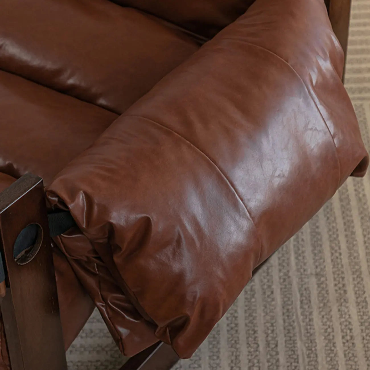Fauteuil d'appoint moderne en cuir résistant aux chats, à dossier haut et accoudoirs