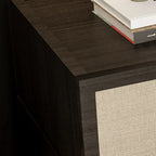 Table de chevet à 2 tiroirs en tissu et structure en bois, couleur noyer foncé