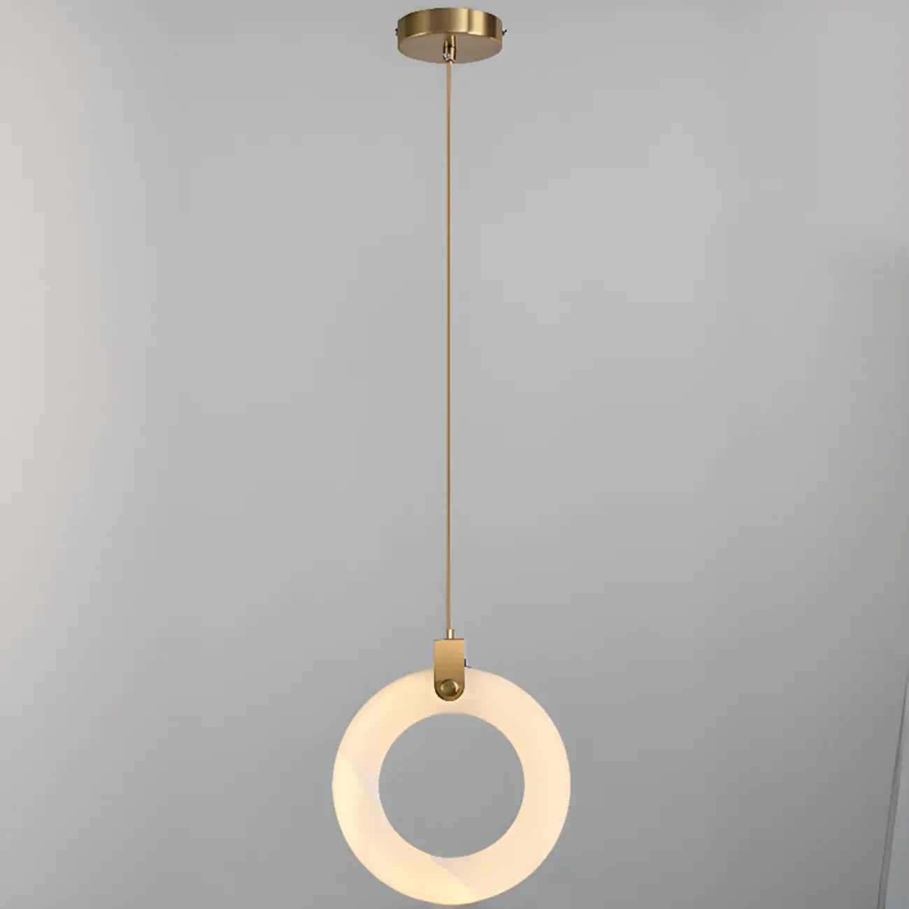 Lampada a sospensione regolabile in metallo dorato con cerchio