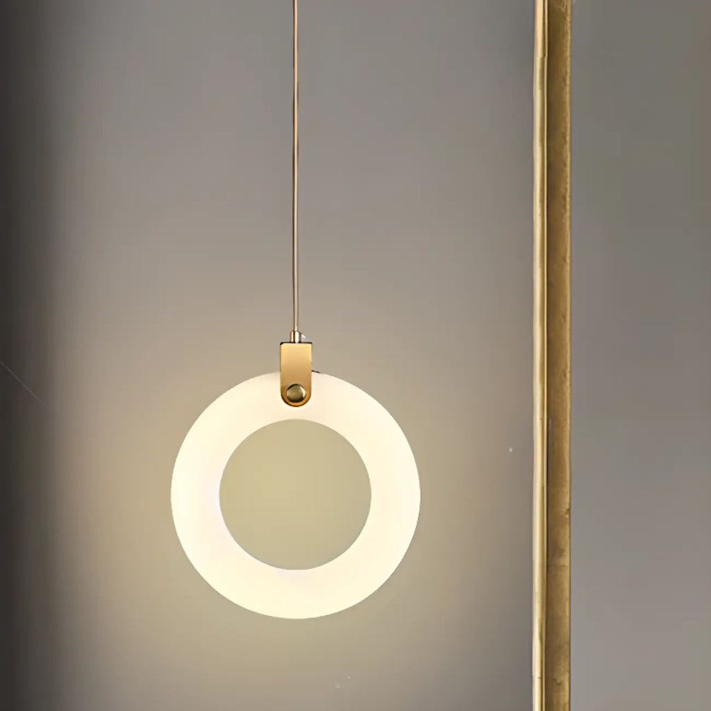 Lampada a sospensione regolabile in metallo dorato con cerchio