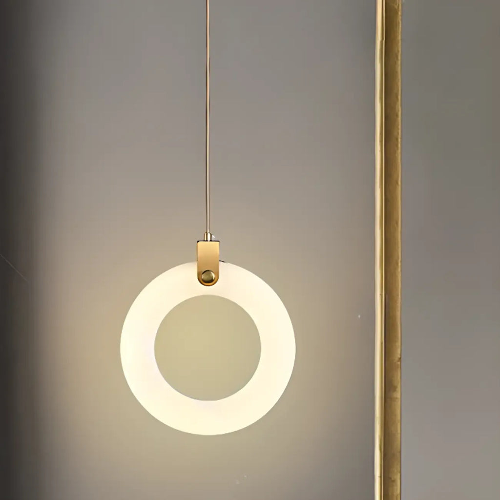 Lampada a sospensione regolabile in metallo dorato con cerchio