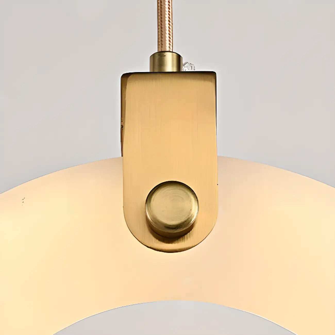 Lampada a sospensione regolabile in metallo dorato con cerchio