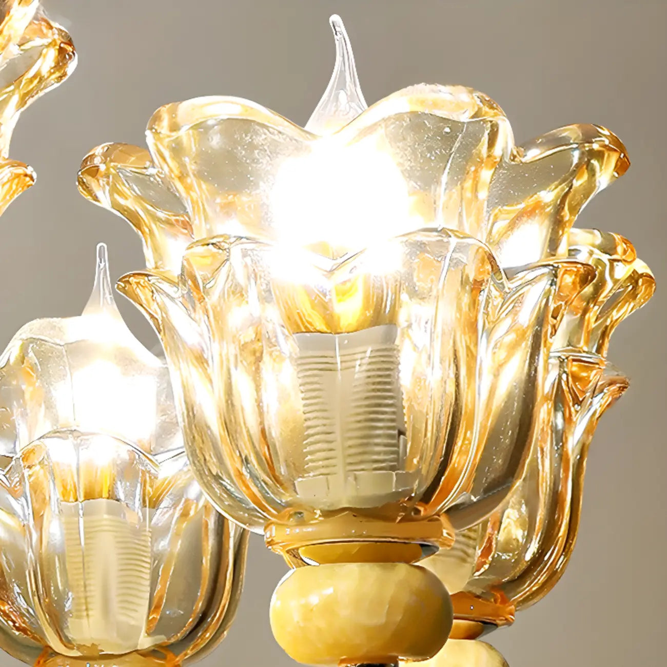 Lampadario regolabile di lusso a forma di fiore dorato con vetro trasparente