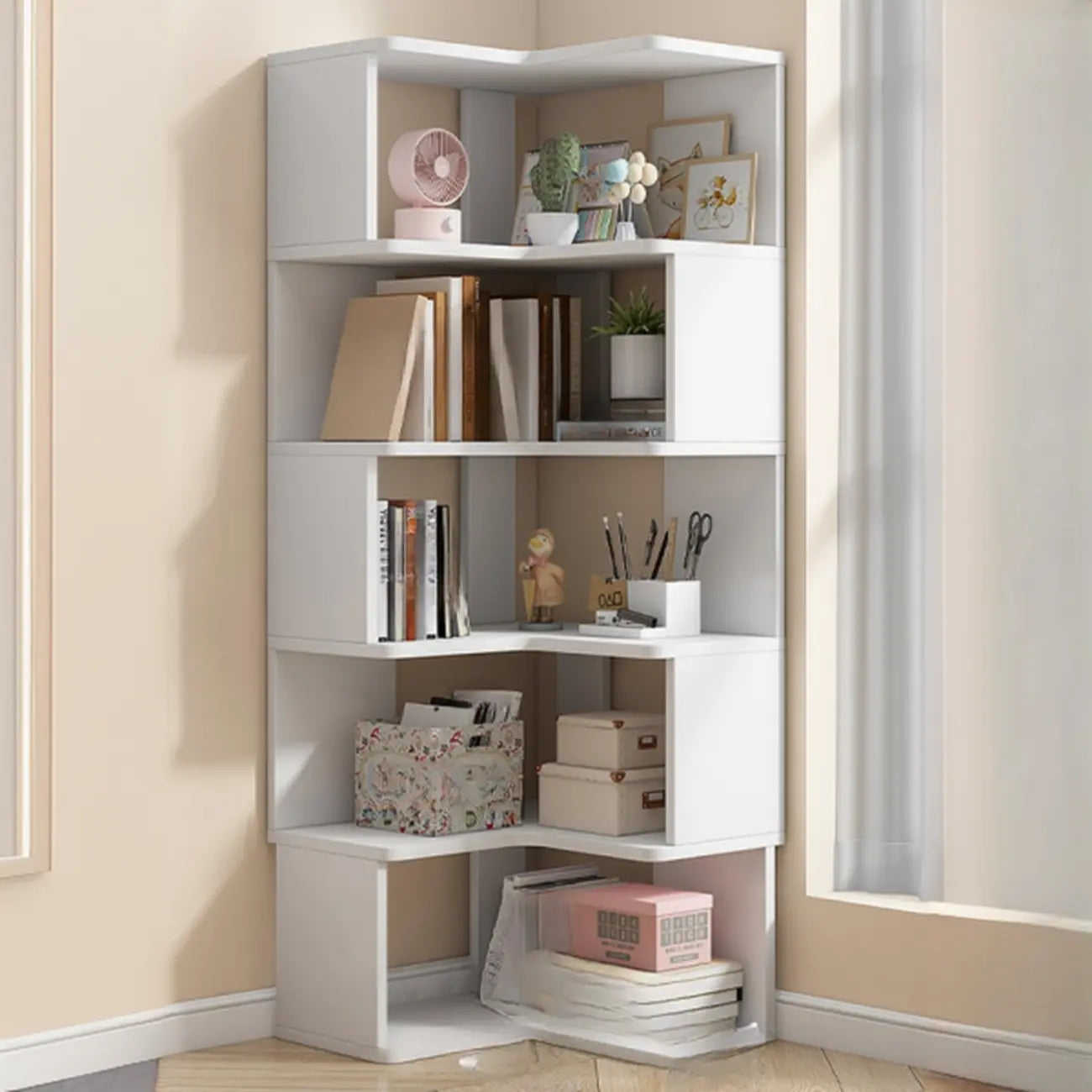 Bibliothèque d'angle en bois blanc irrégulier en forme de L, à dos ouvert