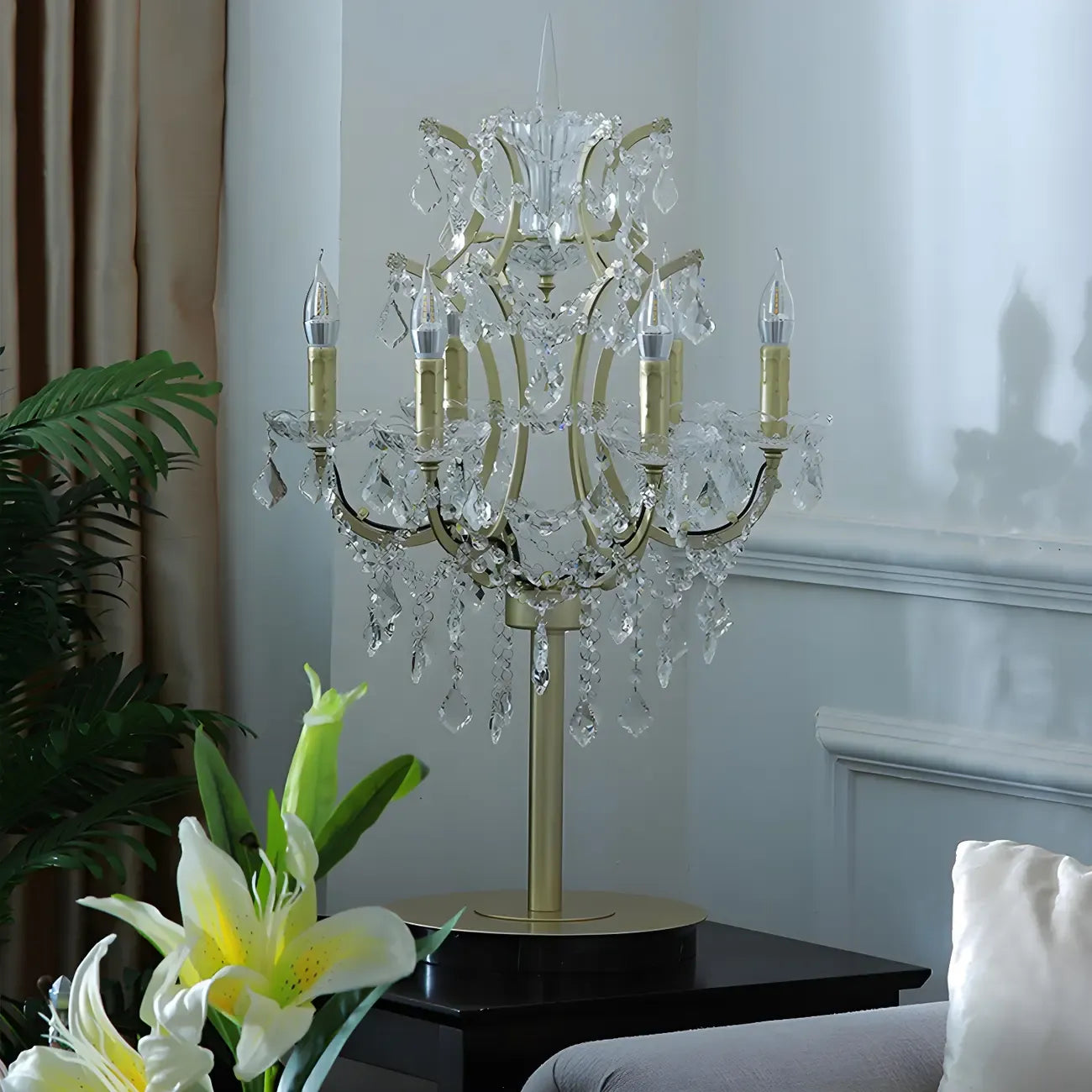 Luxueuse lampe de table en cristal doré à 6 lumières, style chandelier.