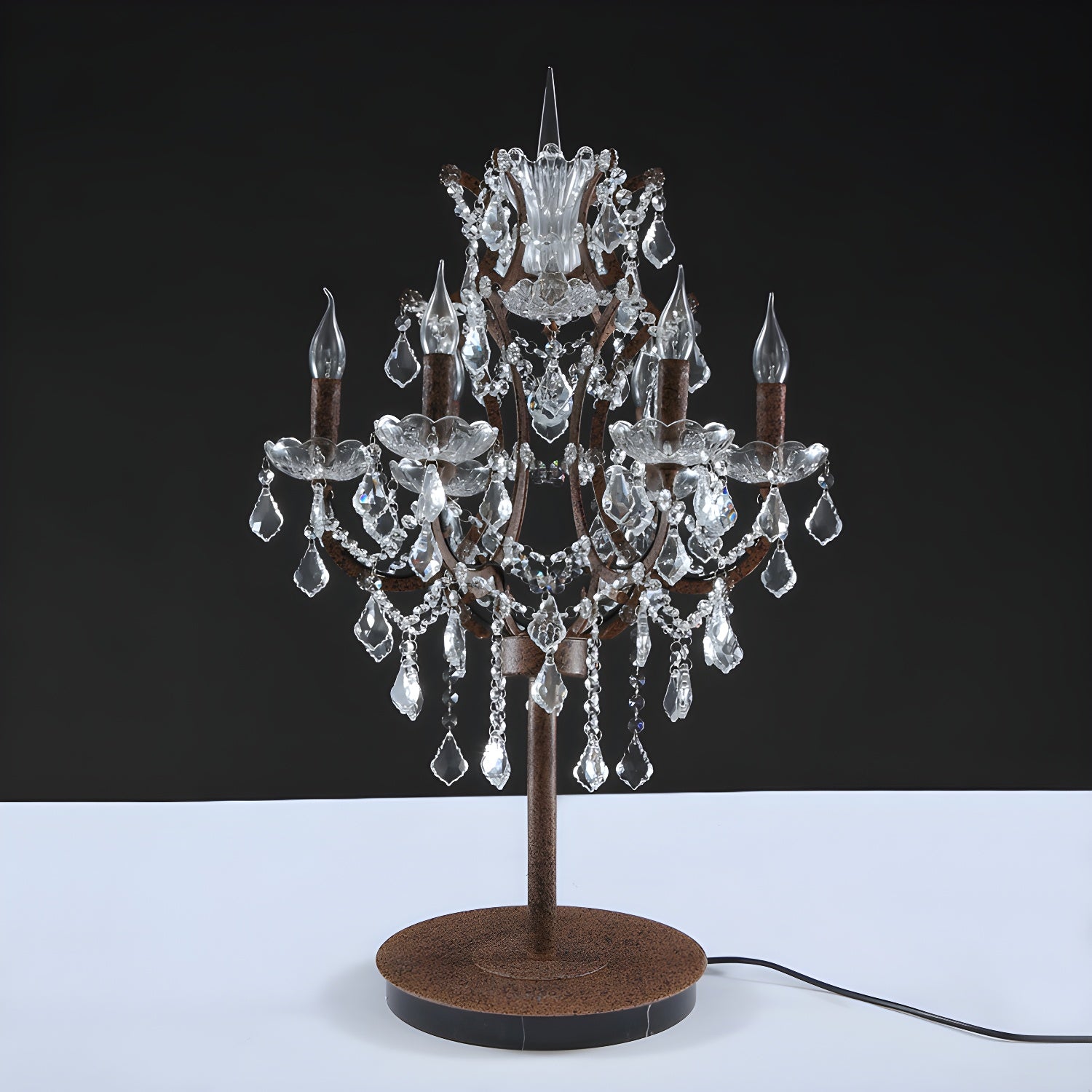 Luxueuse lampe de table en cristal doré à 6 lumières, style chandelier.
