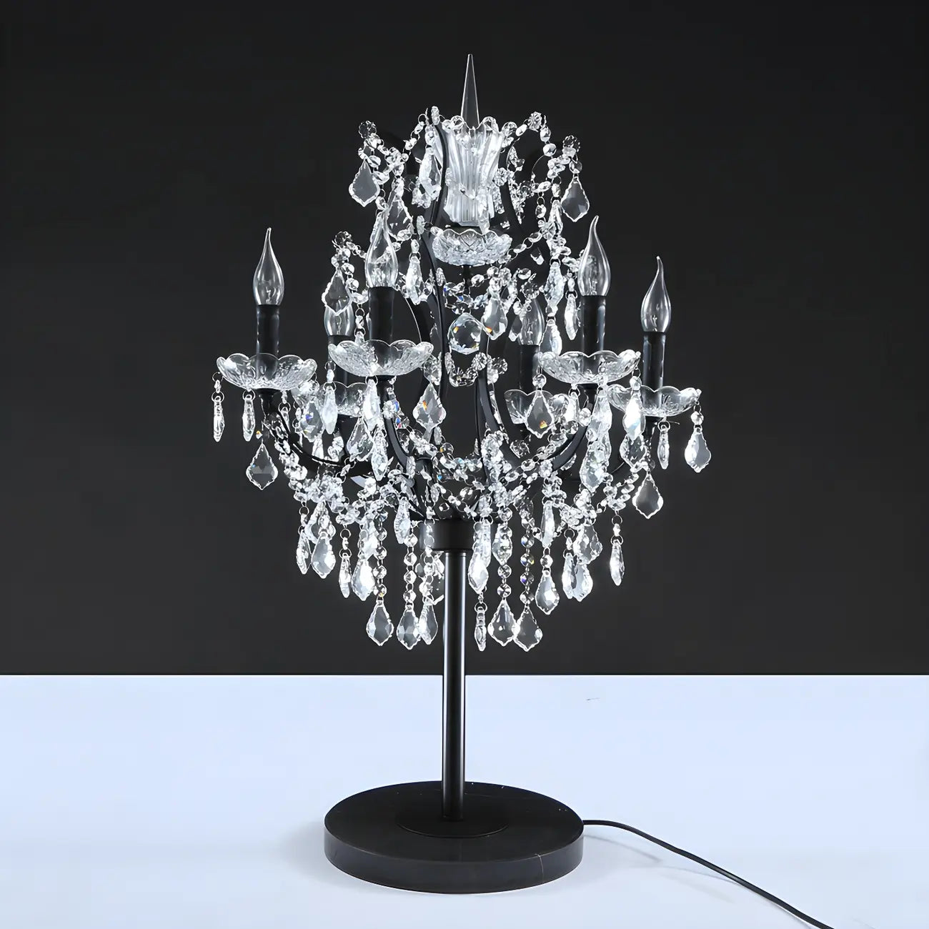 Luxueuse lampe de table en cristal doré à 6 lumières, style chandelier.