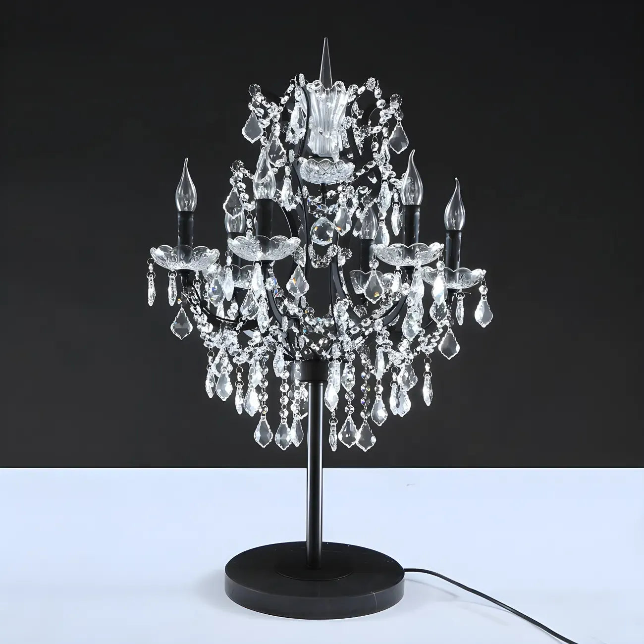 Luxueuse lampe de table en cristal doré à 6 lumières, style chandelier.