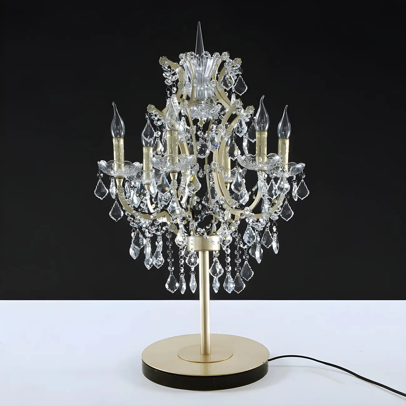 Luxueuse lampe de table en cristal doré à 6 lumières, style chandelier.