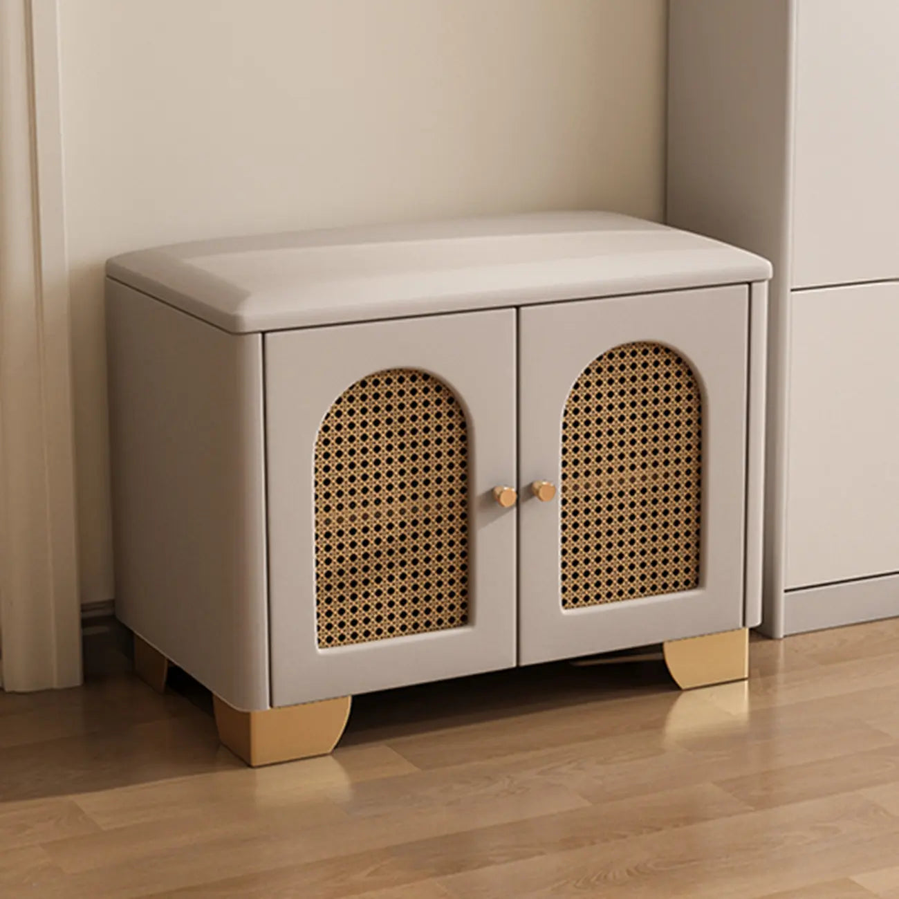 Banc d'entrée cubique en bois rembourré avec portes