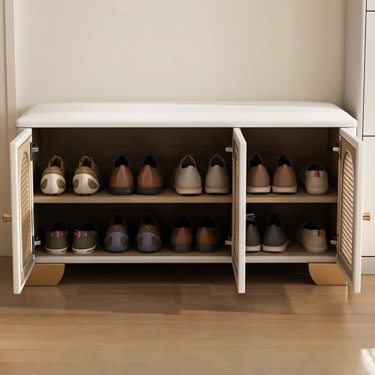 Banc d'entrée cubique en bois rembourré avec portes