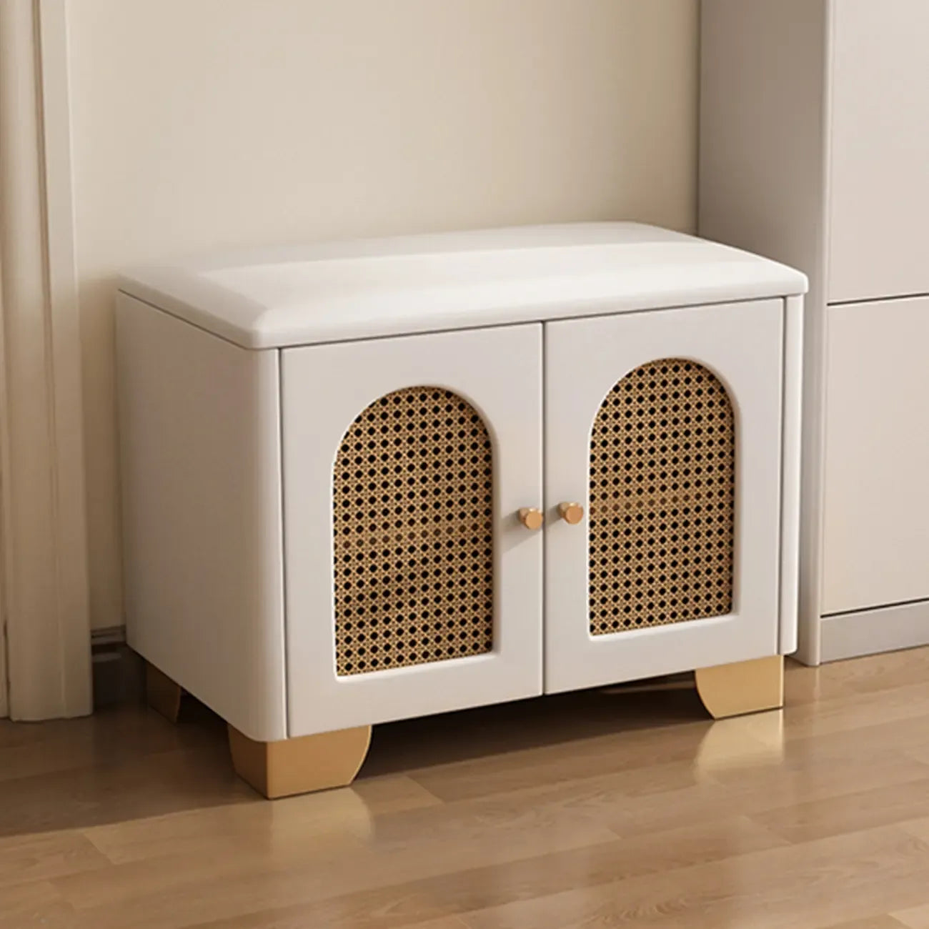 Banc d'entrée cubique en bois rembourré avec portes