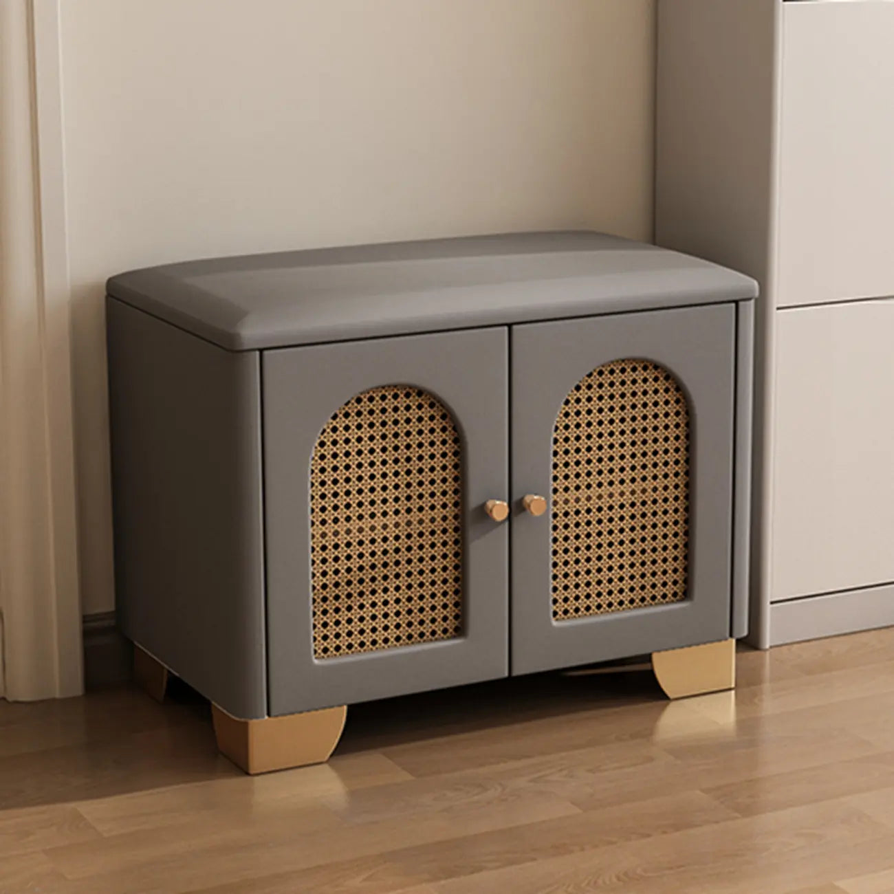 Banc d'entrée cubique en bois rembourré avec portes