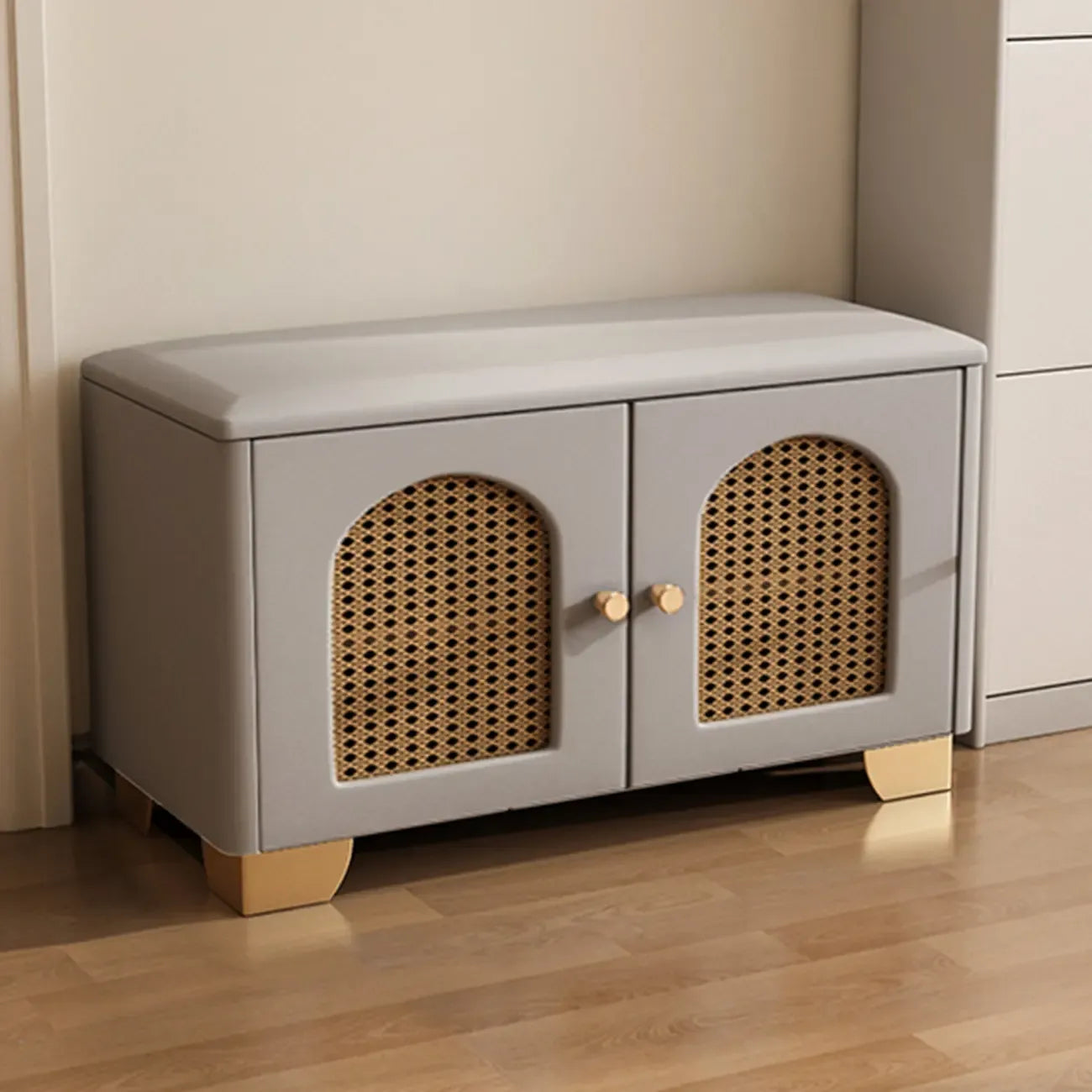 Banc d'entrée cubique en bois rembourré avec portes