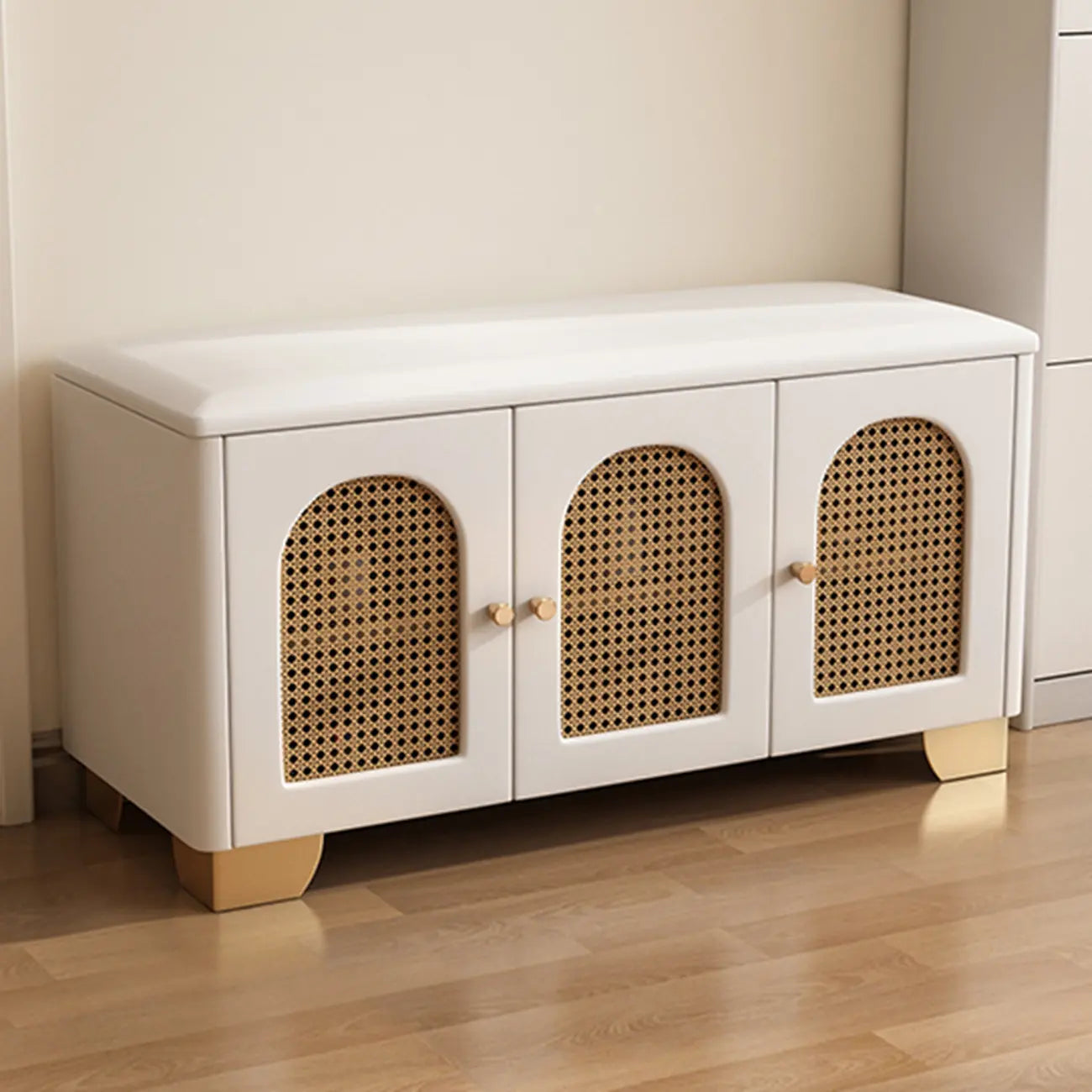 Banc d'entrée cubique en bois rembourré avec portes