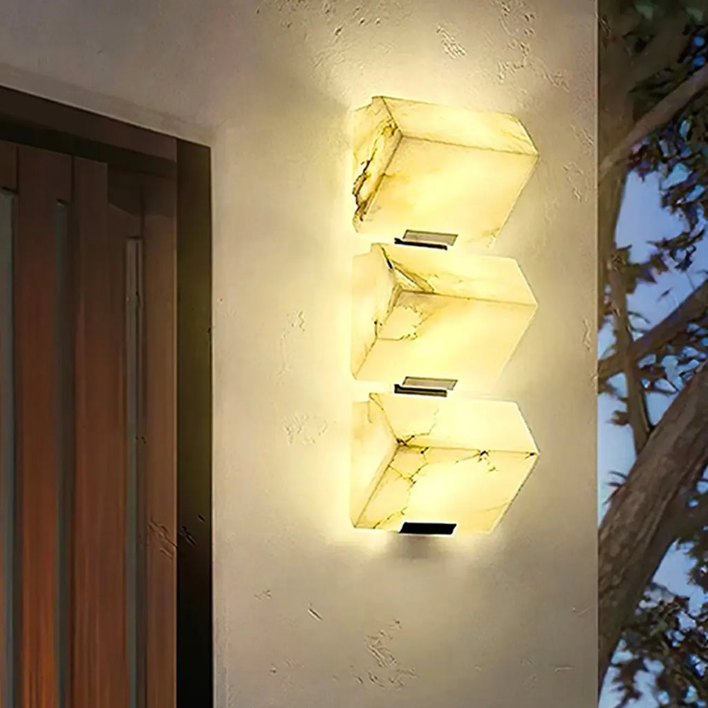 Applique da parete a 3 luci in metallo con paralume geometrico in pietra