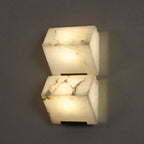 Applique da parete a 3 luci in metallo con paralume geometrico in pietra
