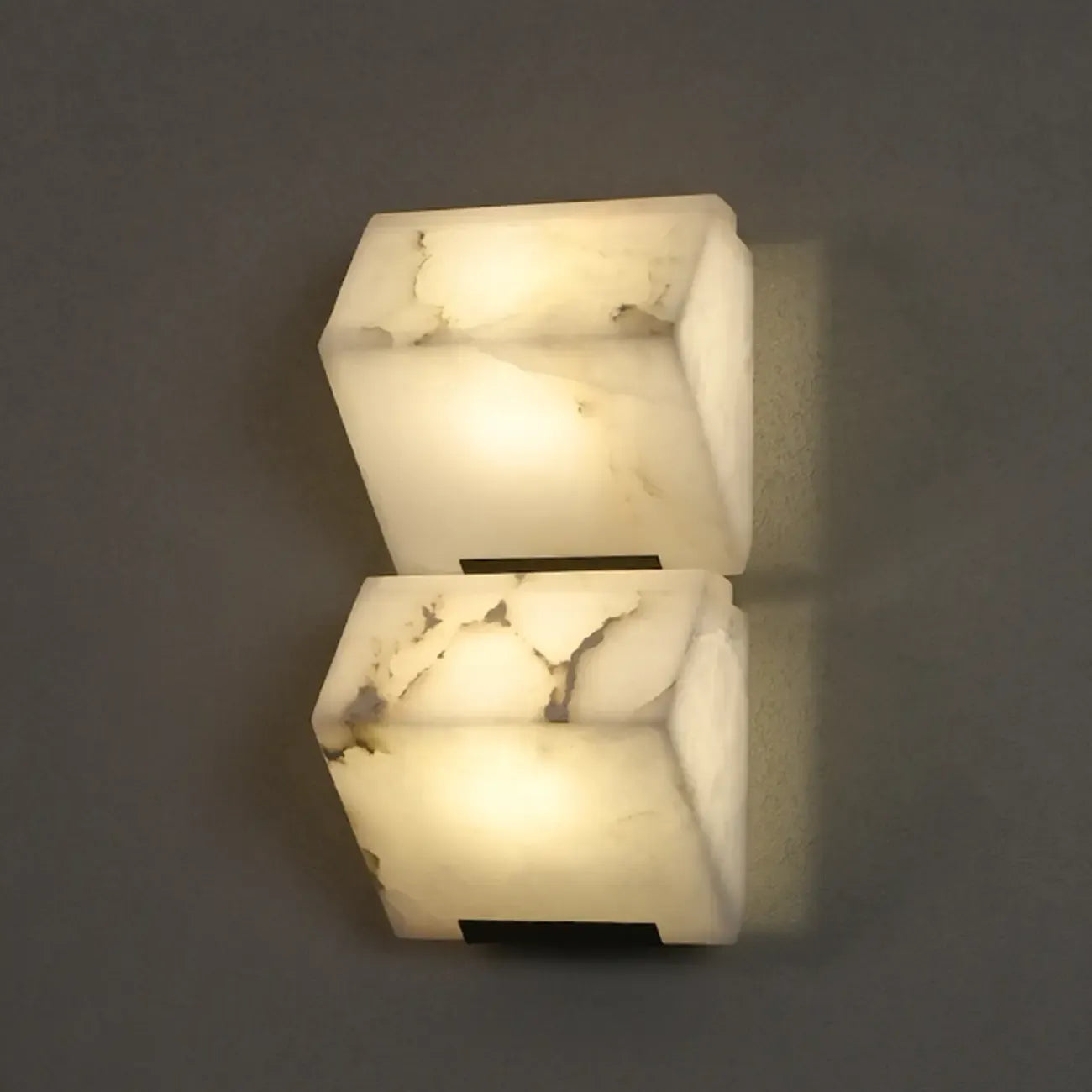 Applique da parete a 3 luci in metallo con paralume geometrico in pietra