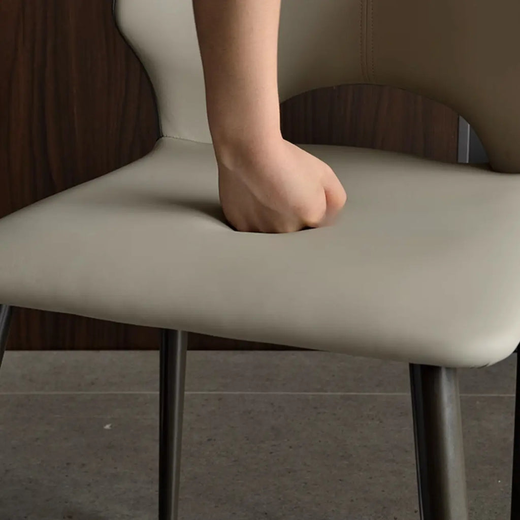 Chaise de salle à manger moderne sans accoudoirs, dossier ouvert, en similicuir.