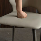 Chaise de salle à manger moderne sans accoudoirs, dossier ouvert, en similicuir.