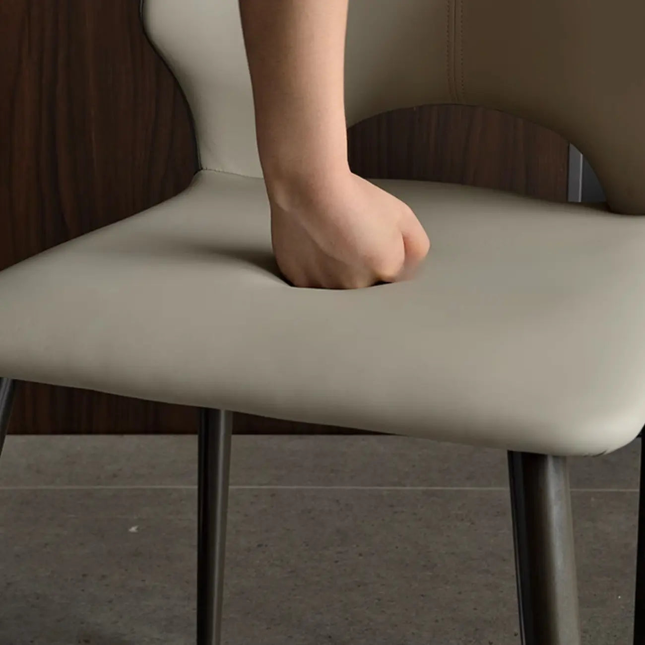 Chaise de salle à manger moderne sans accoudoirs, dossier ouvert, en similicuir.