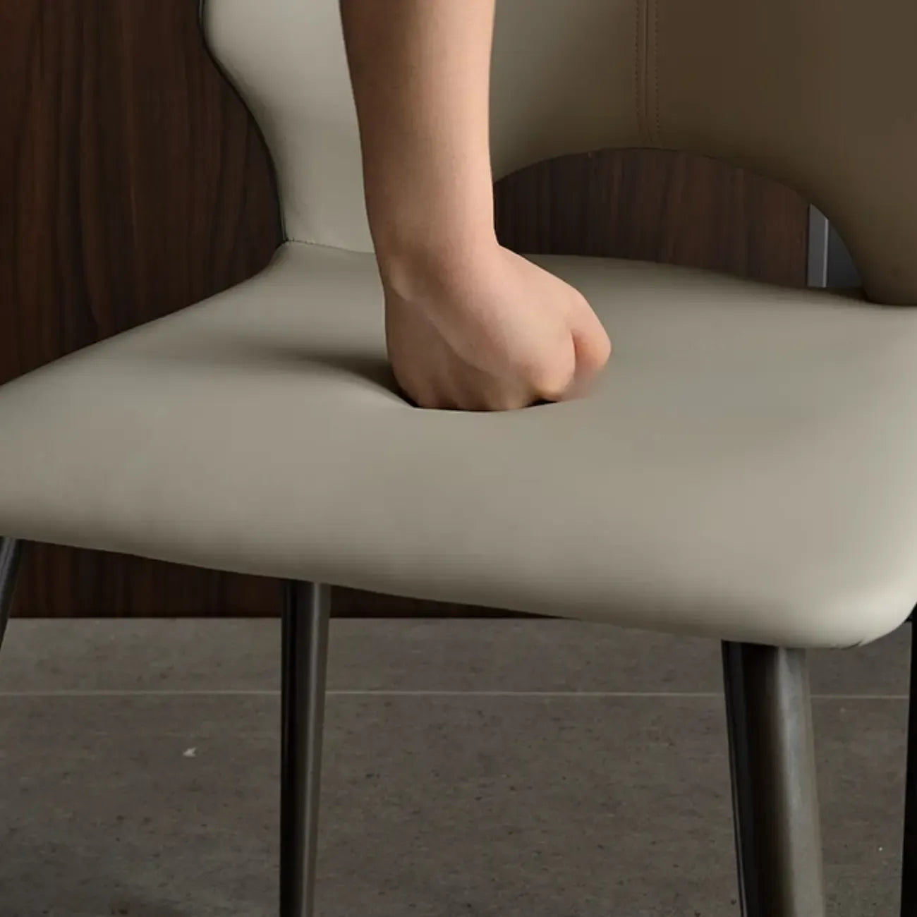 Chaise de salle à manger moderne sans accoudoirs, dossier ouvert, en similicuir.