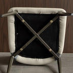 Chaise de salle à manger moderne sans accoudoirs, dossier ouvert, en similicuir.