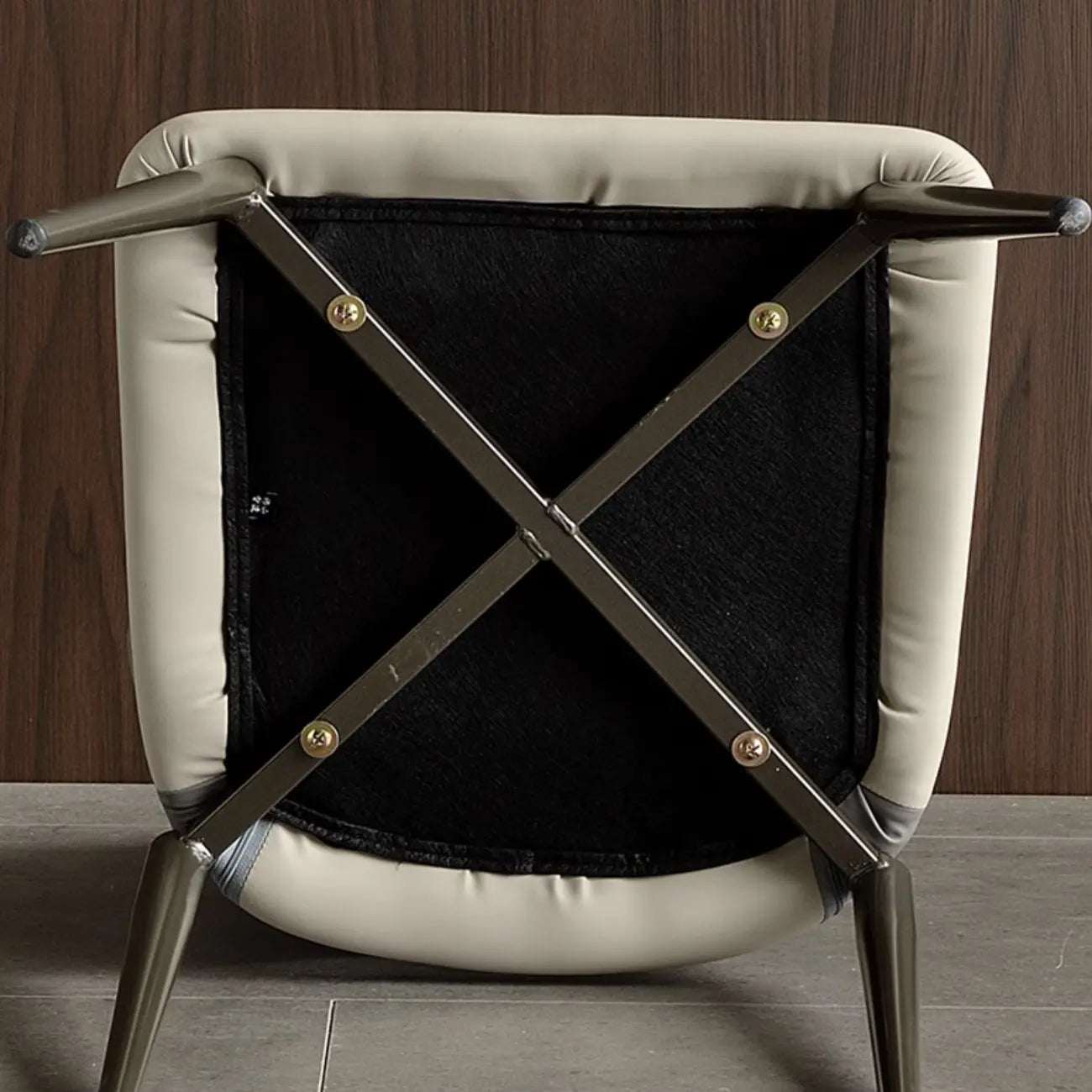 Chaise de salle à manger moderne sans accoudoirs, dossier ouvert, en similicuir.