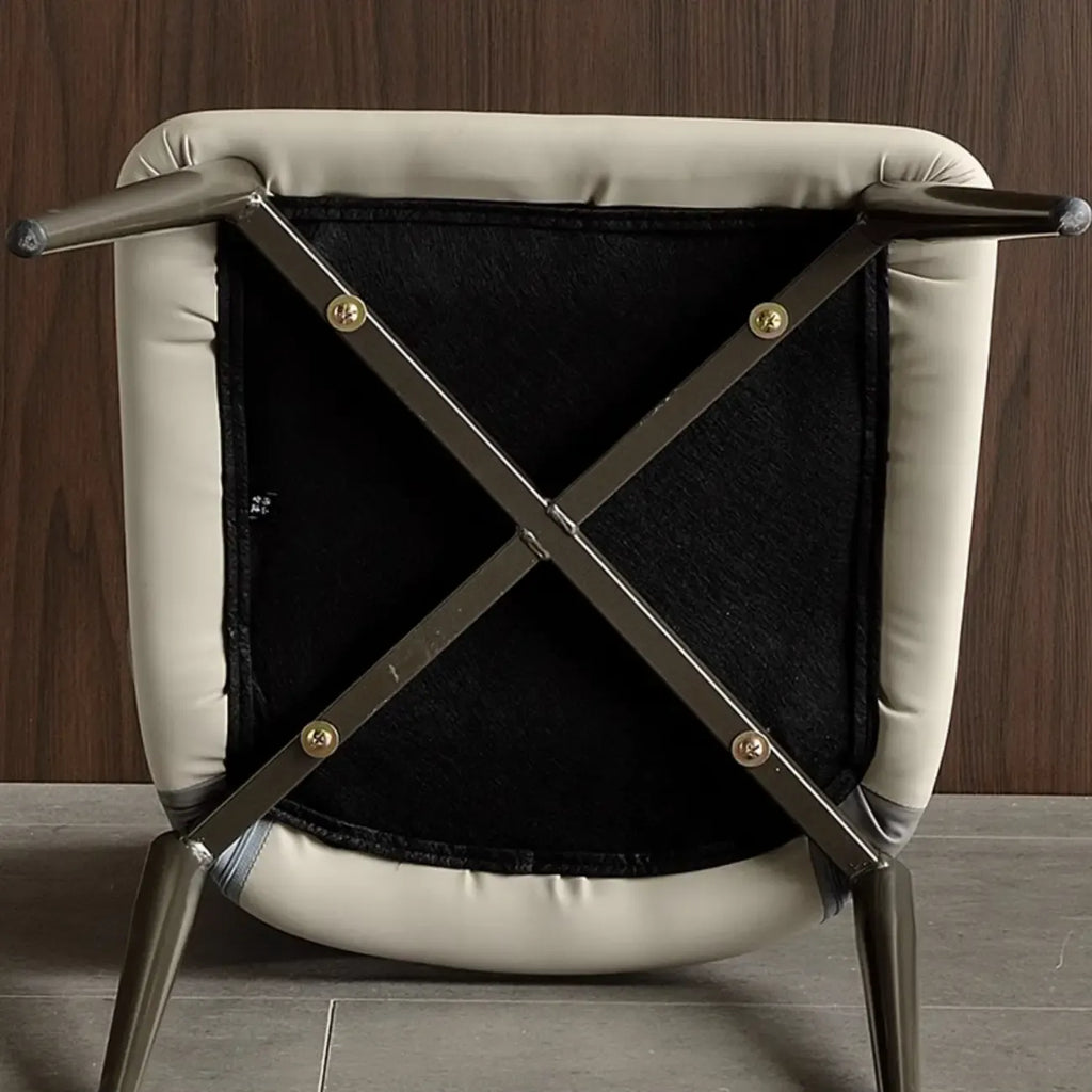 Chaise de salle à manger moderne sans accoudoirs, dossier ouvert, en similicuir.