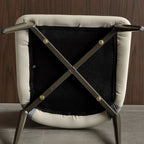 Chaise de salle à manger moderne sans accoudoirs, dossier ouvert, en similicuir.
