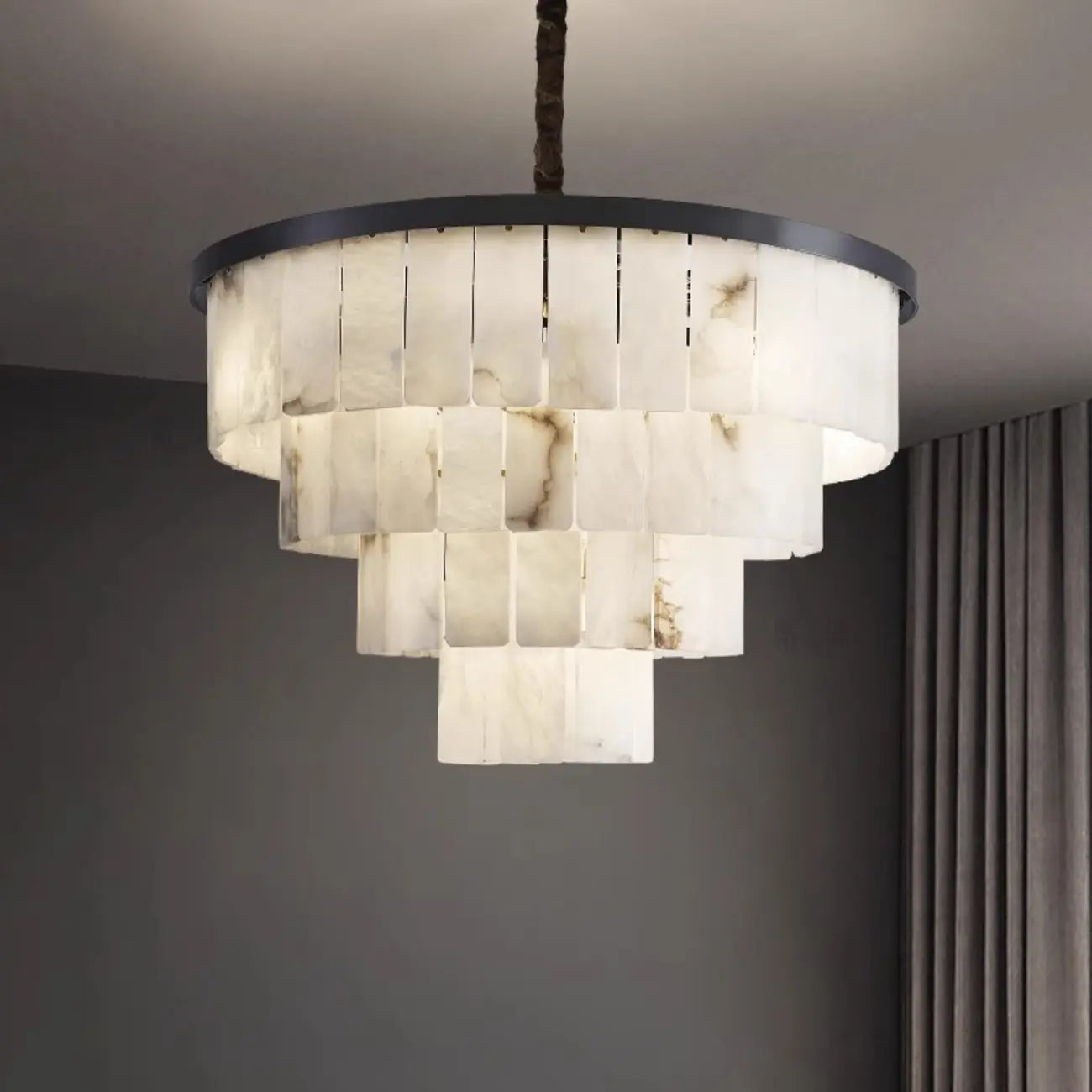 Lustre géométrique à plusieurs niveaux en pierre blanche et cristal, orné d'une chaînette.