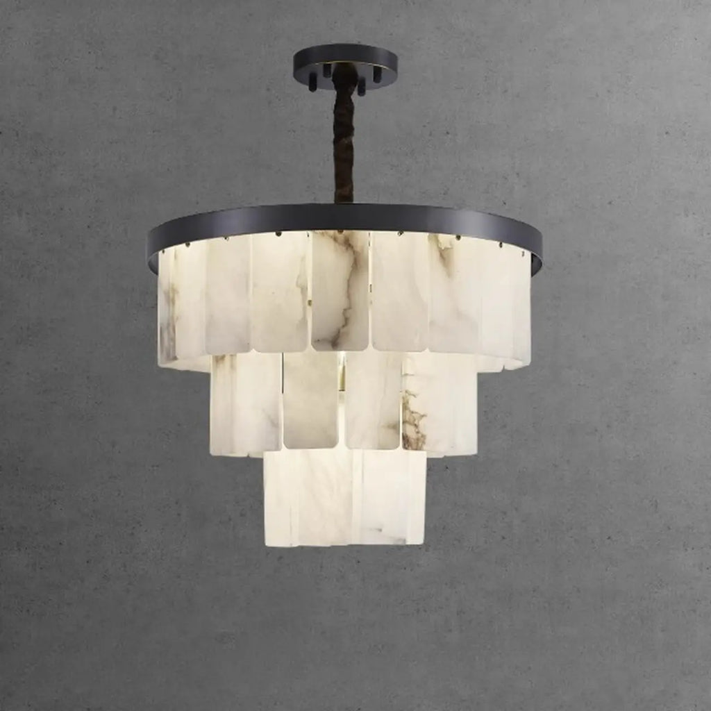 Lustre géométrique à plusieurs niveaux en pierre blanche et cristal, orné d'une chaînette.