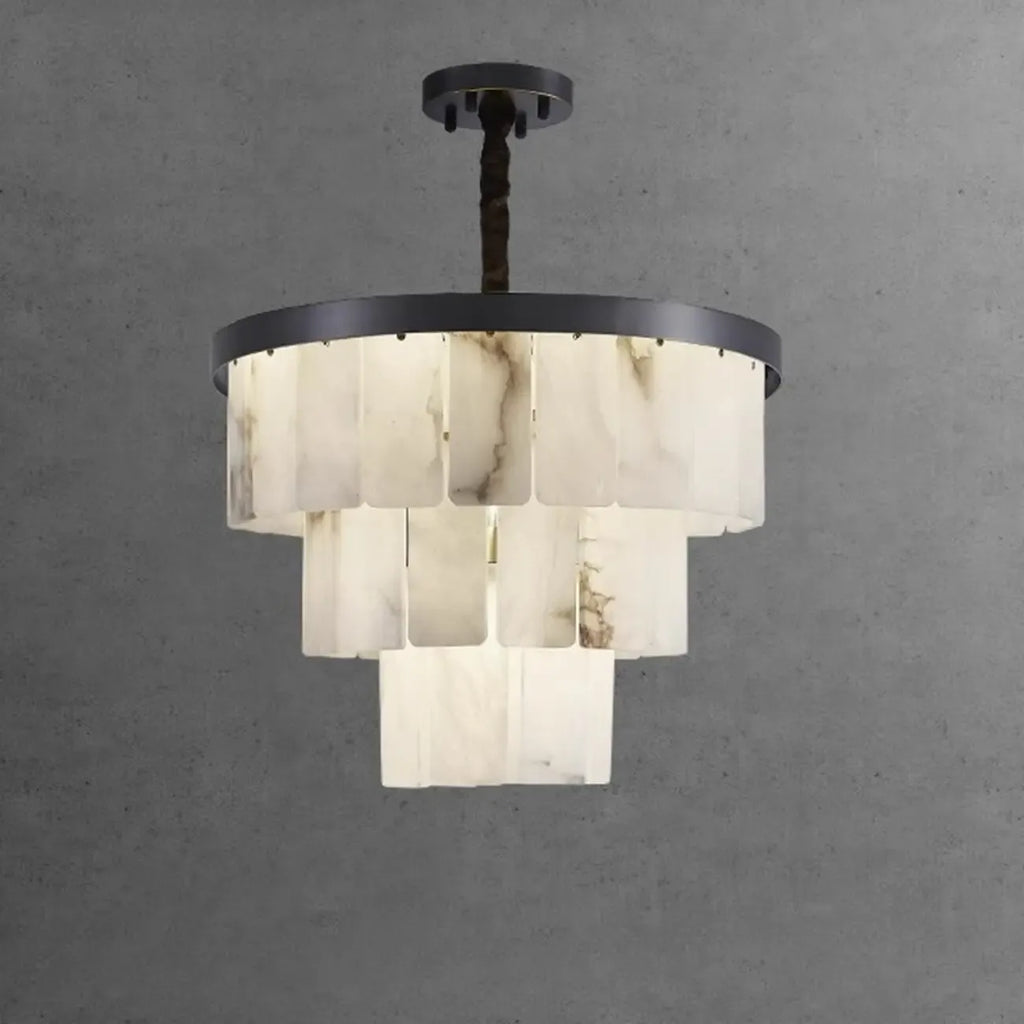 Lustre géométrique à plusieurs niveaux en pierre blanche et cristal, orné d'une chaînette.