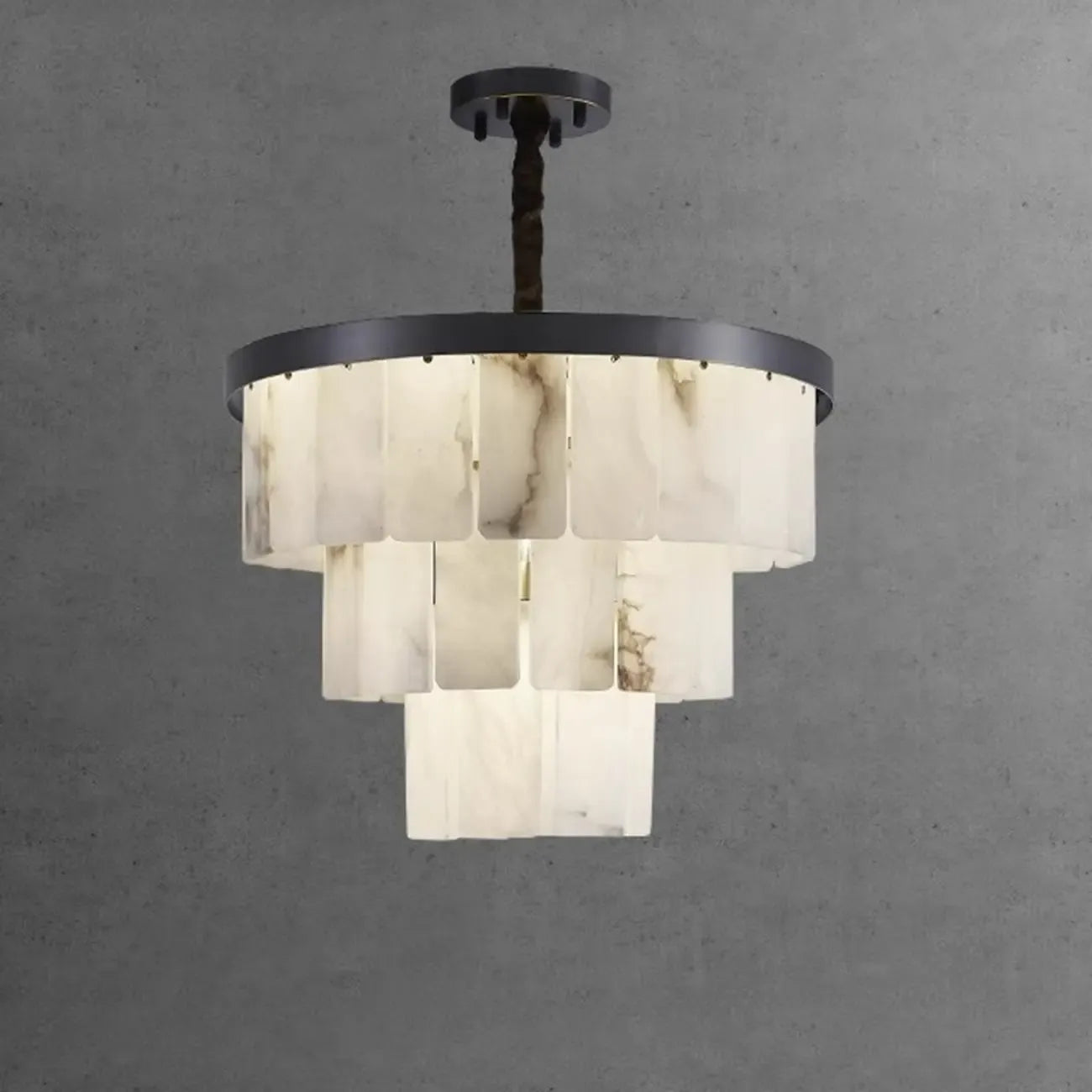 Lustre géométrique à plusieurs niveaux en pierre blanche et cristal, orné d'une chaînette.