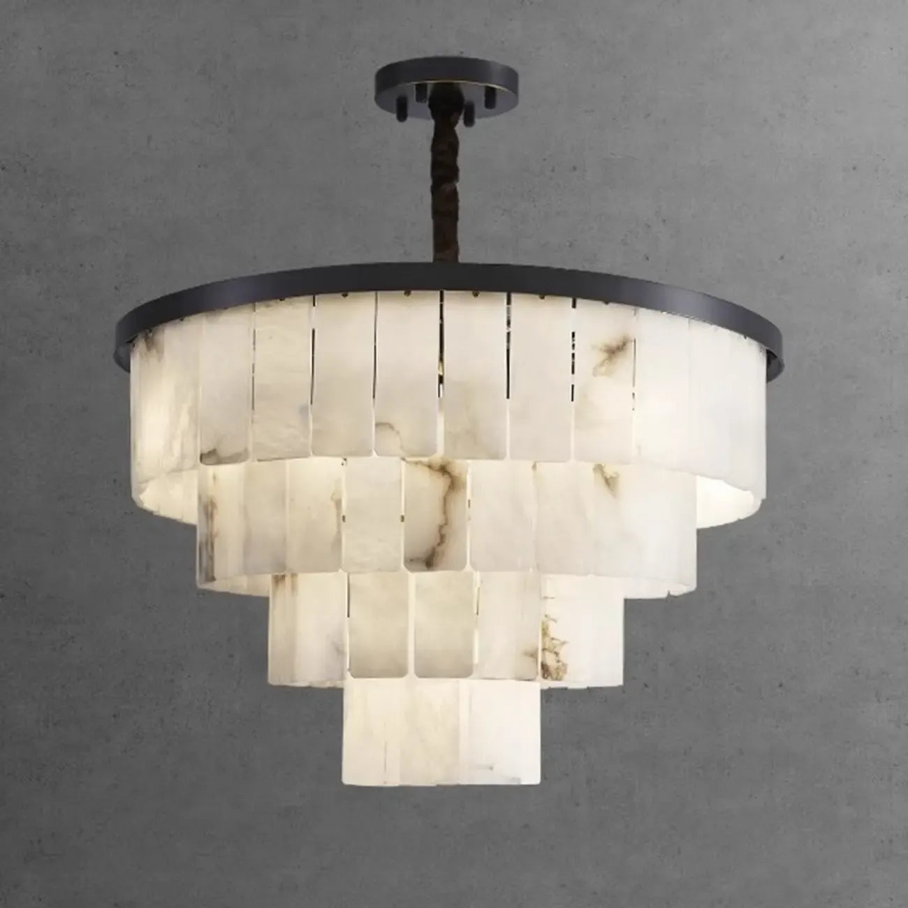 Lustre géométrique à plusieurs niveaux en pierre blanche et cristal, orné d'une chaînette.