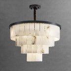 Lustre géométrique à plusieurs niveaux en pierre blanche et cristal, orné d'une chaînette.