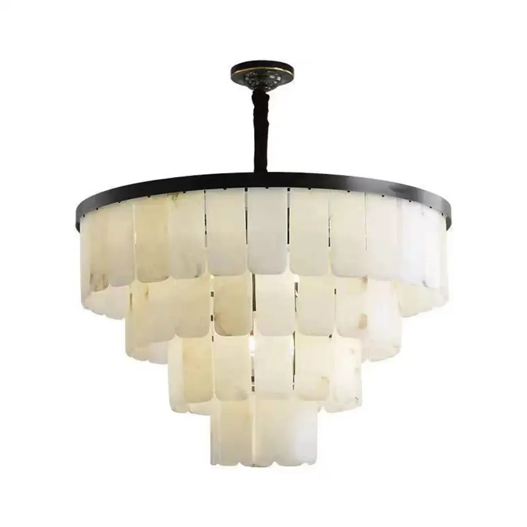 Lustre géométrique à plusieurs niveaux en pierre blanche et cristal, orné d'une chaînette.