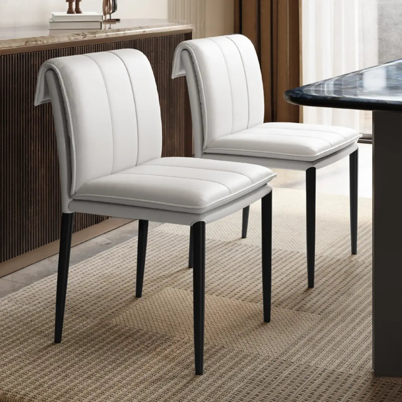 Chaise de salle à manger moderne en similicuir avec pieds en alliage