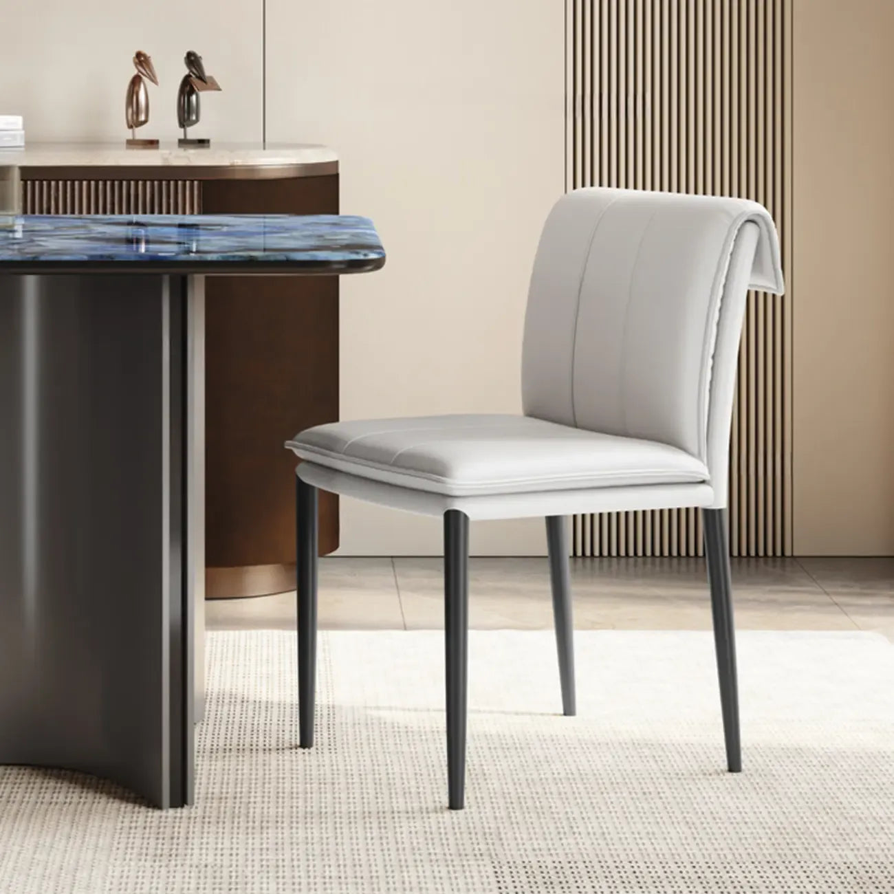 Chaise de salle à manger moderne en similicuir avec pieds en alliage