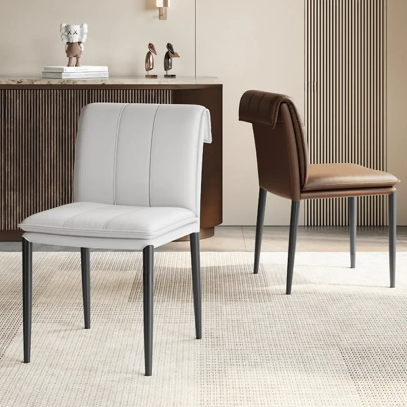 Chaise de salle à manger moderne en similicuir avec pieds en alliage
