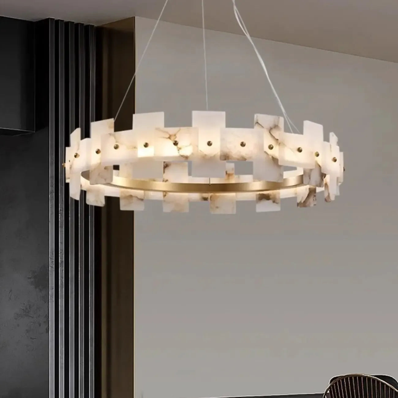 Lustre géométrique à un niveau en pierre, or et blanc, avec éclairage LED.