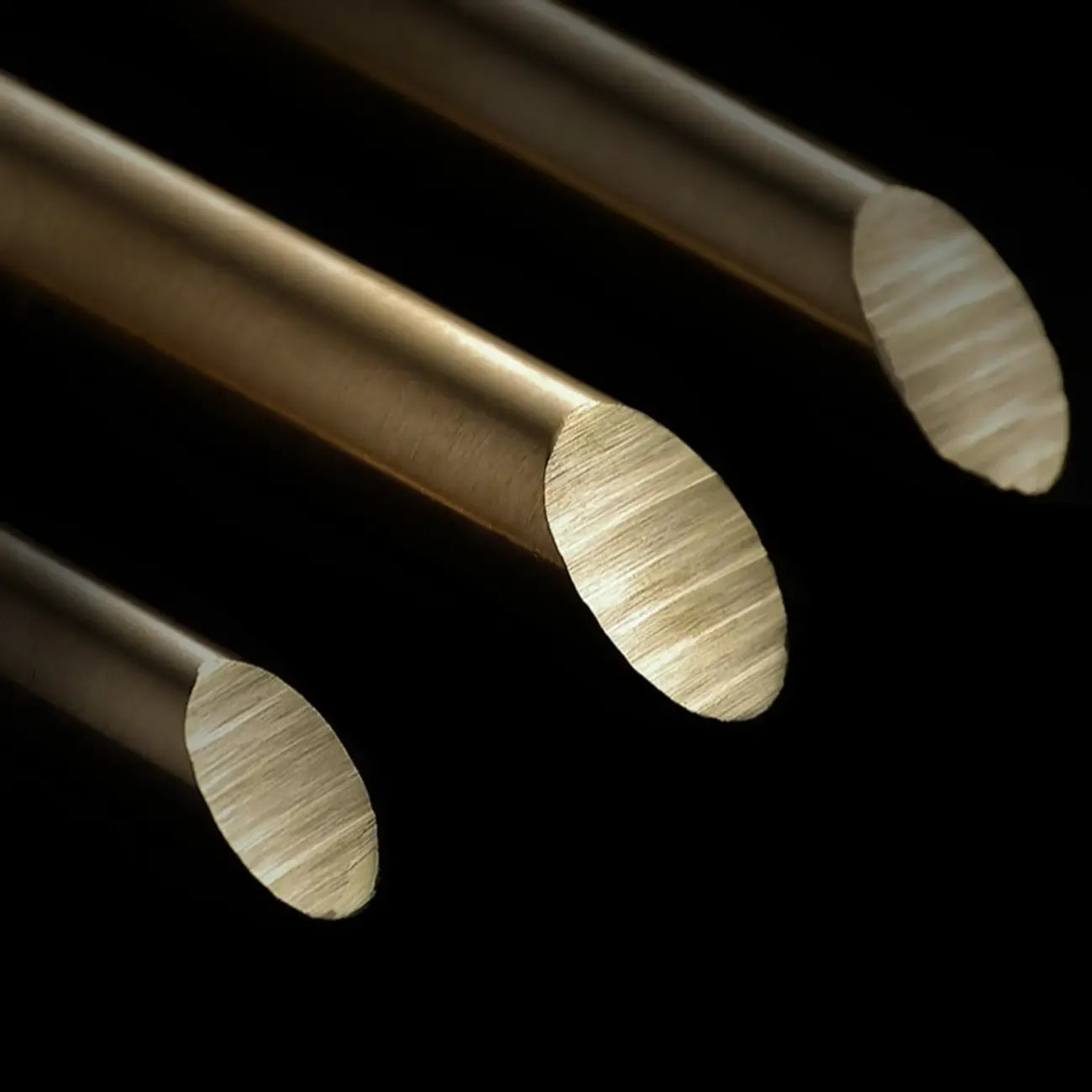 Lustre géométrique à un niveau en pierre, or et blanc, avec éclairage LED.