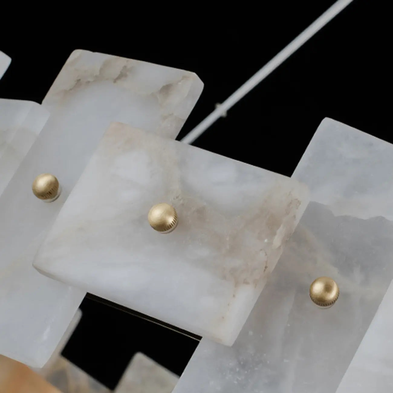 Lustre géométrique à un niveau en pierre, or et blanc, avec éclairage LED.