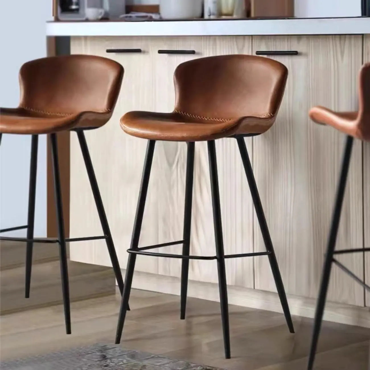 Tabouret de bar à dossier bas et assise en cuir marron