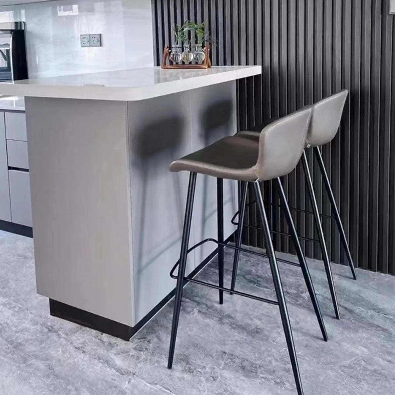 Tabouret de bar à dossier bas et assise en cuir marron
