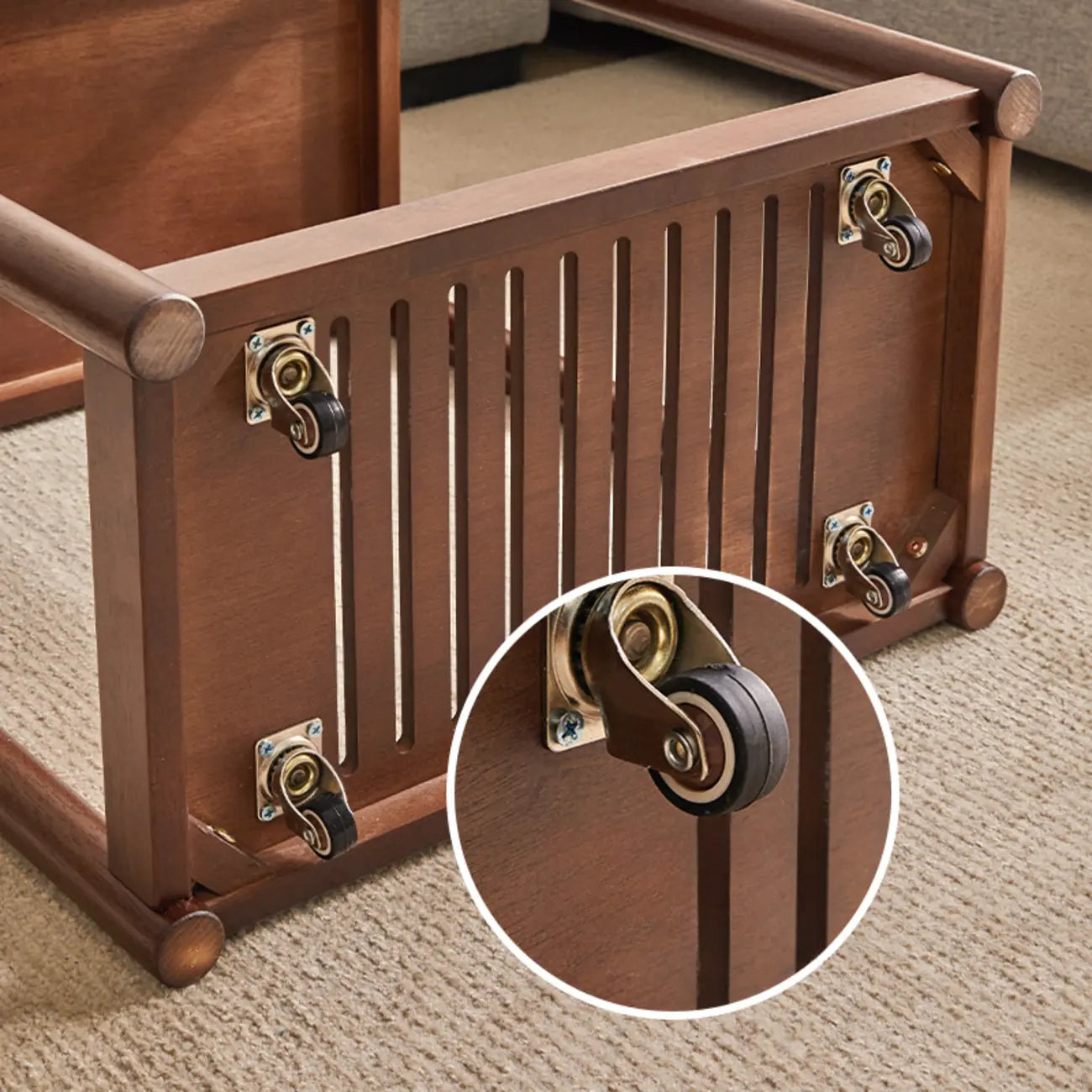 Table d'appoint minimaliste en bois marron à deux niveaux avec plateau et roulettes