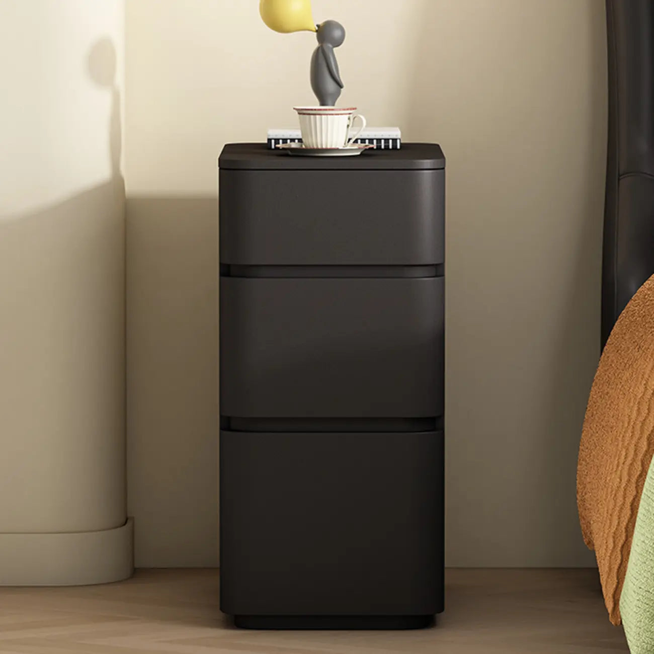 Comodino nero stretto in legno con 3 cassetti e inserti in pelle